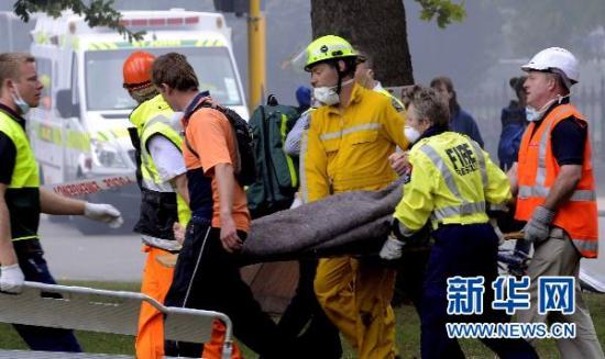 2月22日，在新西兰南岛克赖斯特彻奇，救援人员转移一名遇难者遗体。新华社发（新西兰报联社 戴维·韦锡摄） 