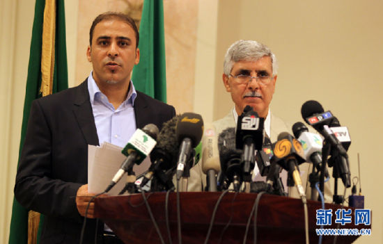 6月27日,在利比亚首都的黎波里,利比亚政府发言人穆萨·易卜拉欣(左)