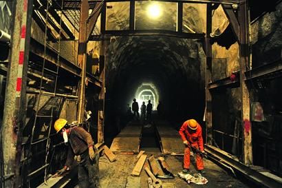 南吕梁山特长隧道安全贯通