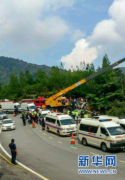 8月21日,救援人员在马来西亚彭亨州云顶高原的事故现场转移伤员.