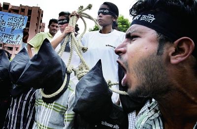 要求对嫌犯实施绞刑 供图/cfp据外媒今晨报道,印度法院今日将对去年