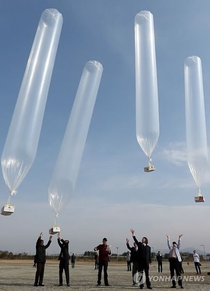资料图:韩国团体用气球向朝鲜发放传单