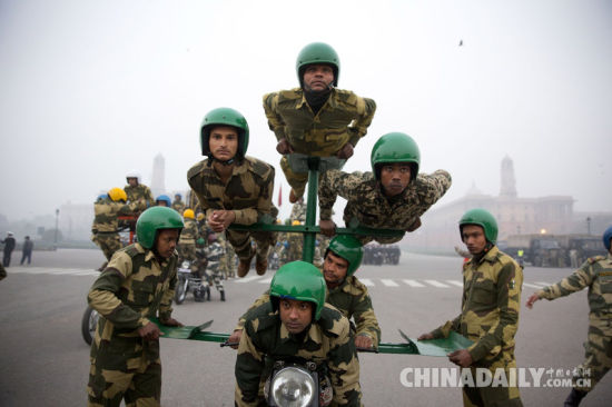 印度将迎共和国日大阅兵 士兵彩排摩托车上叠罗汉[1]- 中国日报网