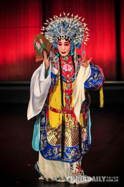 在美国洛杉矶比弗利山,中国京剧表演艺术家孙萍在维利·安纳伯格表演