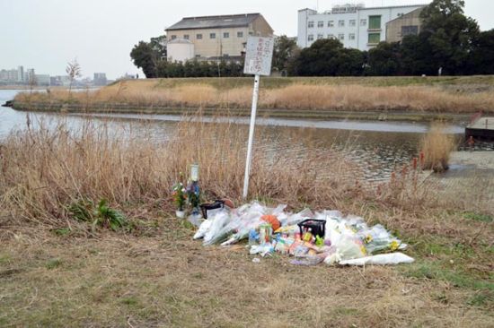 日本民眾在川崎市多摩川河岸上村遼太遺體發現地獻花懷念.