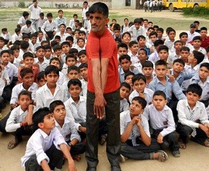 印度橡胶人可双肩靠拢夹碎光盘每天苦练4小时