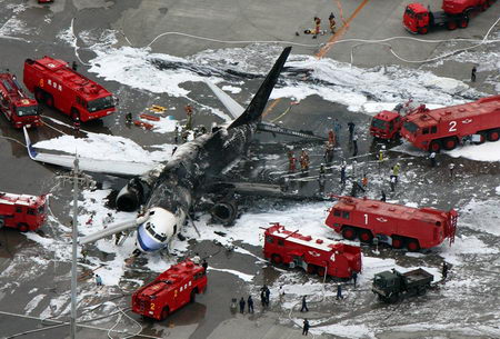 图文:客机在日本机场起火燃烧
