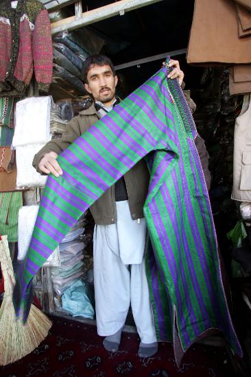 图文:阿富汗总统所穿的长袍将参加慈善拍卖(2)