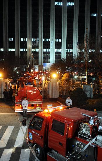 消防車聚集在位於韓國首爾市中心的中央政府綜合大樓火災現場