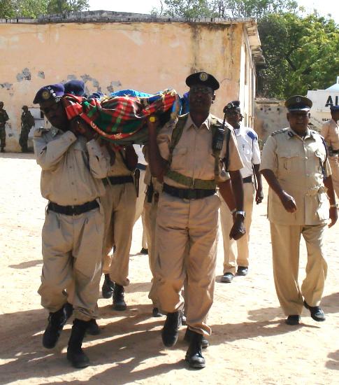 几名警察抬着索马里警察学院院长阿卜迪·卡西耶·法拉赫的遗体,妆父