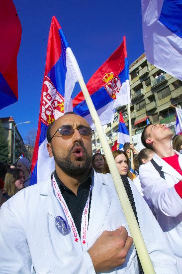 图文:科索沃塞族民众继续示威反独立(4)