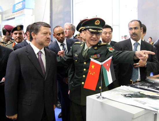 图文约旦国王参观国际特种部队装备展中国展厅2