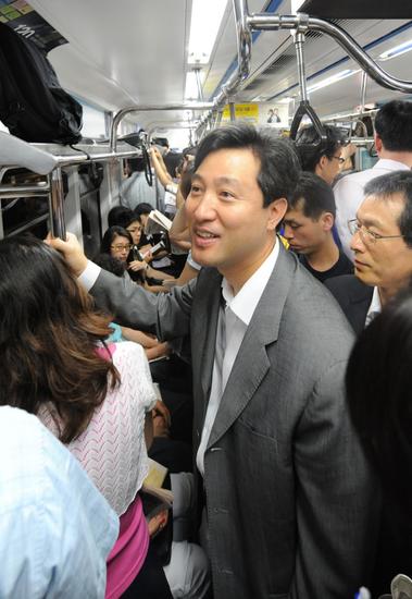 图文:韩国首尔市长乘地铁上下班