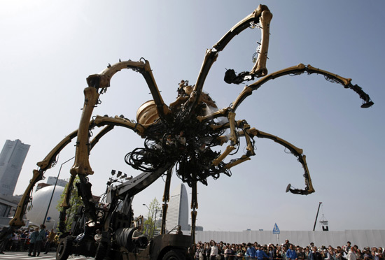 组图:37吨巨型机械蜘蛛亮相横滨