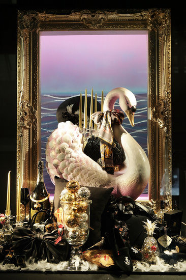 组图:英国芭蕾舞者在奢侈品店橱窗进行表演