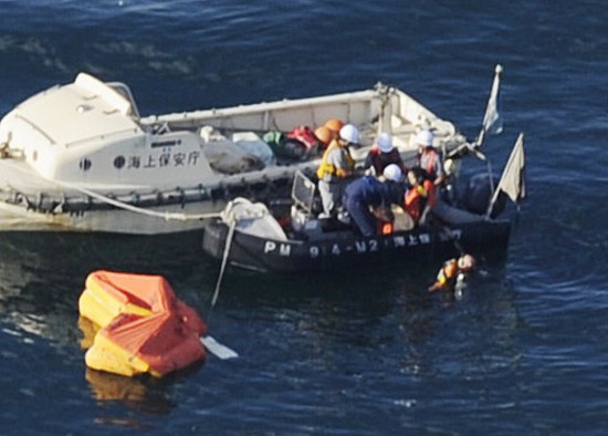 日本海上保安廳廣島航空基地的一架直升機在香川縣佐柳島附近的海面上