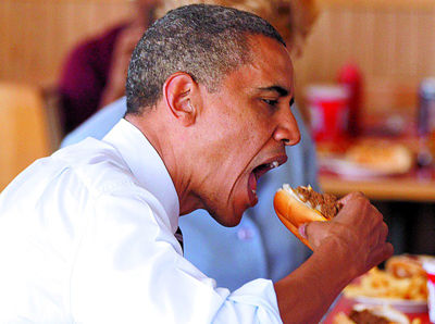 3日,奥巴马在克莱斯勒汽车工厂视察就餐时吃热狗人民图片供图美国农业