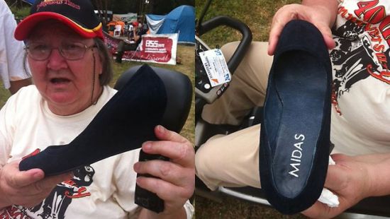 澳总理为躲土著居民跑丢的鞋子被网上拍卖(图)