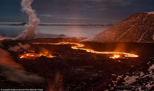 火山岩漿在山谷中蜿蜒流淌.