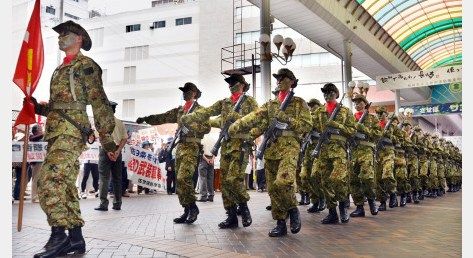 日本自衛隊士兵持槍上街遊行 市民團體抗議(圖)