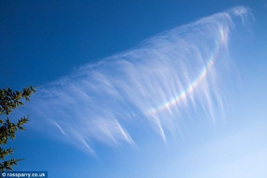 这种"倒挂彩虹"被称为"天空的微笑",是一种稀有现象,气象学中称"环