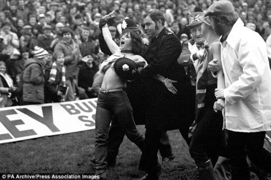 球场裸奔女30年后公开裸照 制成月历出售募善款(图)