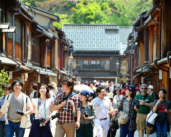 日本黄金周揭幕 金泽老街迎来观光人潮(图)