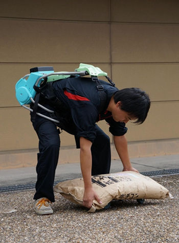 日本推出可穿戴式機器人 助人輕鬆搬重物(圖)