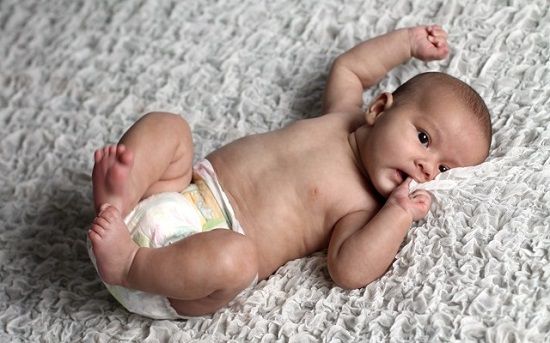 如何给宝宝换尿布视频 1439516377_s3OamJ.jpg