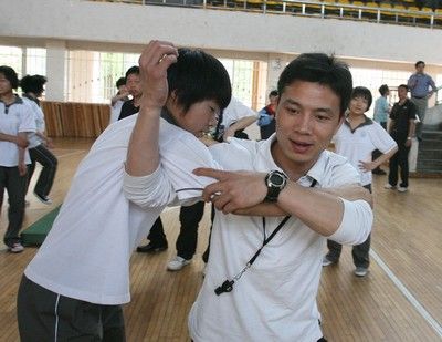 戴新华老师(前左)正在指导学生练习柔道技术.余志雄 摄