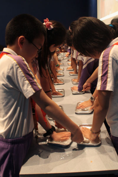 清华附中同学参与人体电池实验