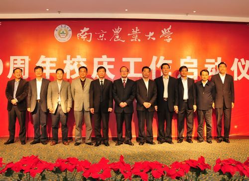 校领导与校友代表合影