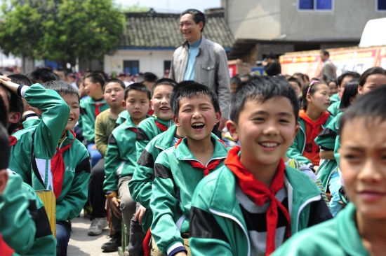 图为:聆听快乐秘籍,孩子们笑容灿烂