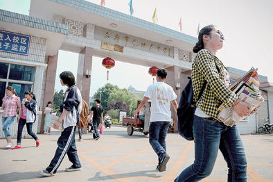 6月4日,毛坦厂中学前,一名女学生在搬运自己的书籍,准备离开学校.