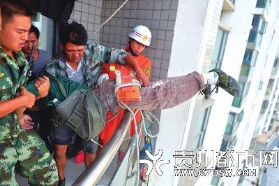 小刘被安全援救到11楼阳台上。图片来源:贵州都市报