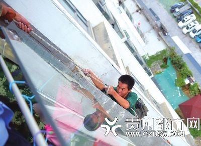 救援人员从11楼往上拉被困的小刘。图片来源:贵州都市报