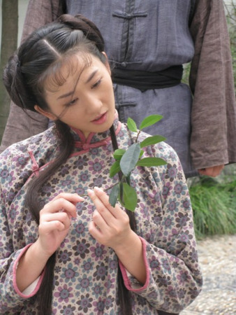 《大屋下的丫鬟》杀青 "疯丫鬟"李玥还原本色