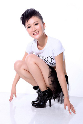 郑亦桐火辣写真 性感小蛮腰一览无余(图)