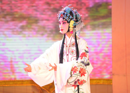 小宝钗昆曲扮相新浪娱乐讯 近日新版电视剧《红楼梦》即将登陆北京