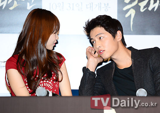 宋仲基携朴宝英亮相狼族少年试映组图