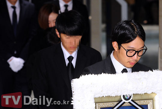 haha的母亲新浪娱乐讯 韩国歌手星父亲的出殡仪式今日(10月17日)在