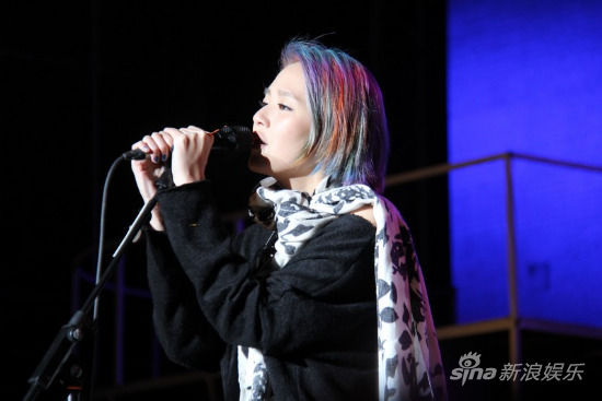 张悬亮相白色音乐节艳火摘三榜单冠军