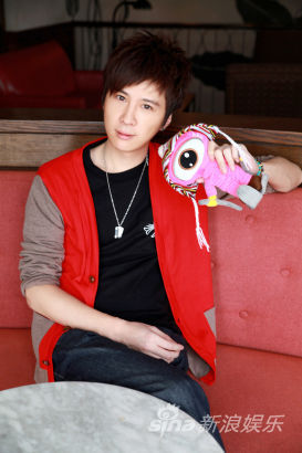 近日,内地人气男星李智楠曝光一组街拍,正红色的针织外套格外抢眼