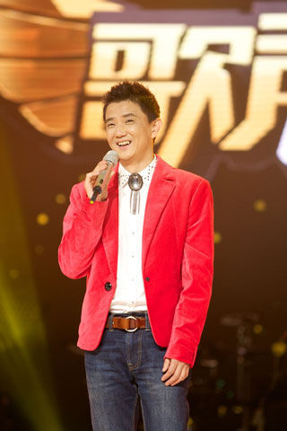 生长大叔李楠近日做客山东卫视《歌声传奇》,跨行当起了"原创型"歌手