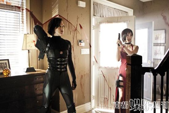 李冰冰在《生化危机5》中演艾达,和米拉大破丧尸危机
