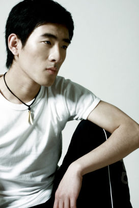 组图:王冠男曝光时尚写真优雅气息