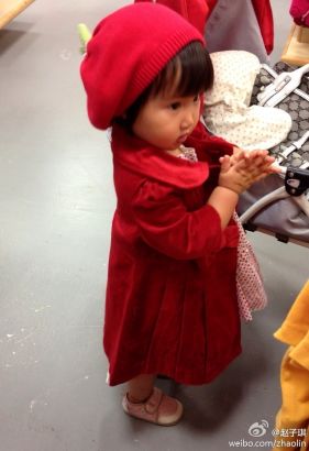 赵子琪女儿小红帽造型呆萌可爱