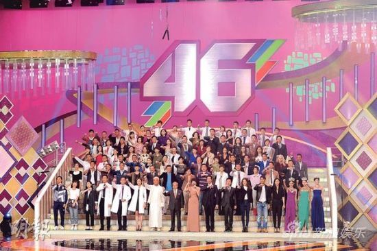 TVB庆祝46周年的活动，出动多个剧集与节目的艺员，站第一排的艺员仍受注目，但没续约TVB的陈法拉(前右四)只能靠边站。