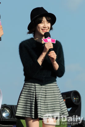具惠善出席活动礼帽迷你短裙潮味足图