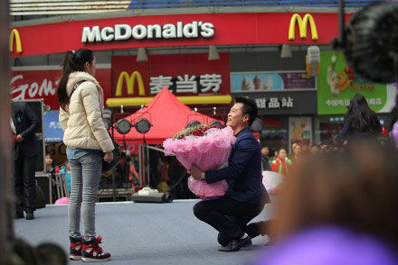 男士下跪献花图片图片